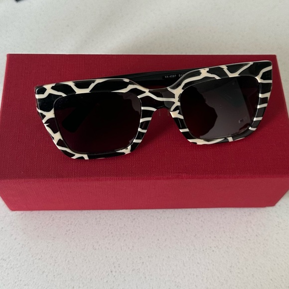 Valentino Garavani never worn sunglasses - Picture 2 of 9